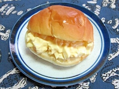 たまごとチーズのロールパンサンド